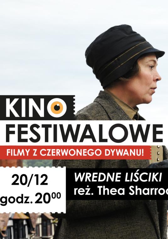 dwie kobiety stoją i patrzą na siebie