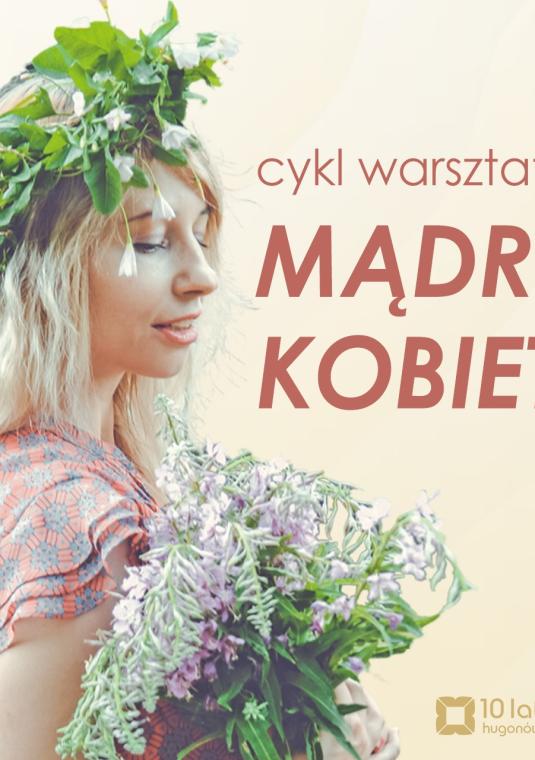 kobieta z wiankiem na głowie trzyma wiązankę polnych kwiatów