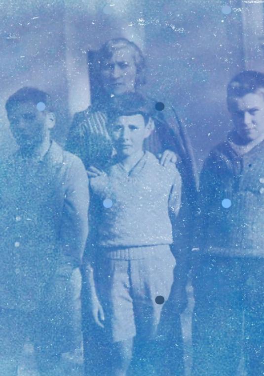 zdjęcie trzech chłopców z kobietą na starej fotografii w kolorze niebieskim