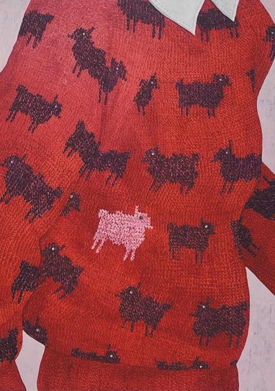 czerwony sweter z wzorami owiec w kolorze czarnym