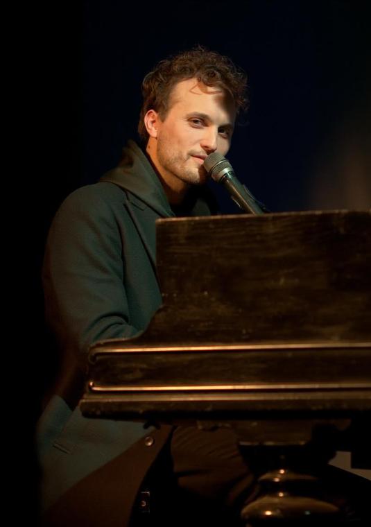 Zdjęcie Janka Traczyka siedzącego przy fortepianie - photoconcert.pl