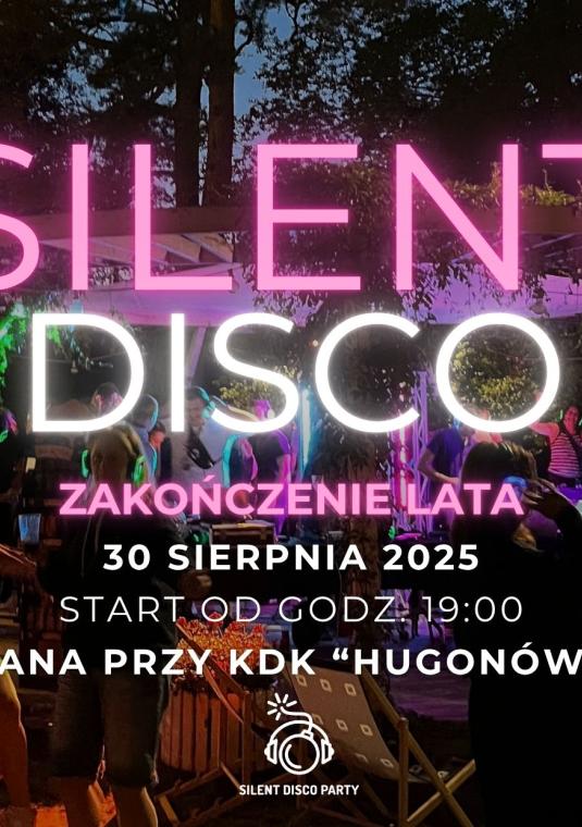 Grafika promująca wydarzenie „Silent Disco” w Parku Zdrojowym w Konstancinie-Jeziornie. W tle zdjęcie tłumu tańczących osób w słuchawkach z podświetlanymi na różne kolory nausznikami. Na pierwszym planie widoczne napisy: „SILENT DISCO”, „Park Zdrojowy Konstancin-Jeziorna”, „30 sierpnia 2025, start od godz. 19:00, Altana przy KDK ‘Hugonówka’”. W dolnych rogach logotypy Konstancińskiego Domu Kultury i marki Konstancin-Jeziorna „więcej niż uzdrowisko”, pośrodku ikona słuchawek i napis „Silent Disco Party”.
