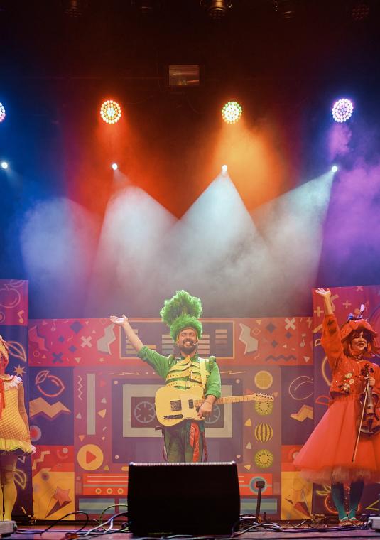kolorowa scena teatralna wystawiająca spektakl