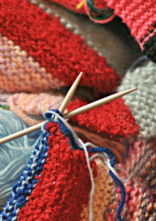 różnokolorowe włóczki i robótki