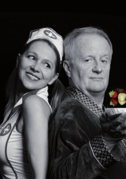 czarnobiałe zdjęcie z kobietą i mężczyzną