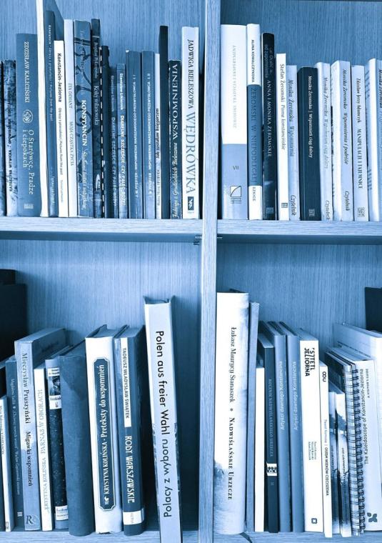 półka z książkami