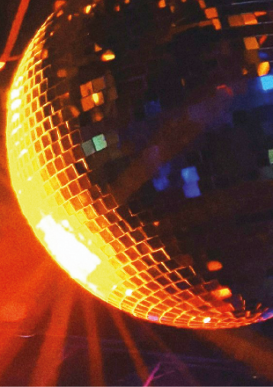 plakat Italo Disco w stylu lat 80' i 90' na czerwonym tle i z disco kula po prawej stronie