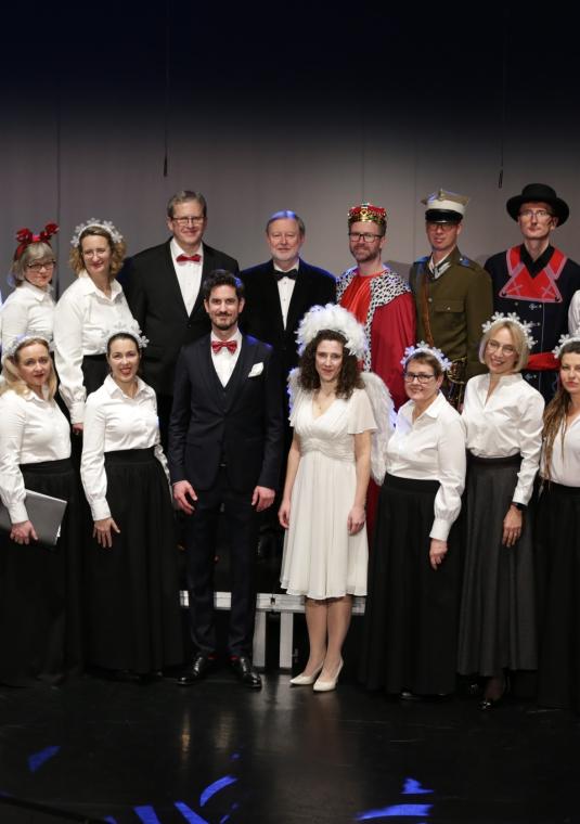 zdjęcie chóru w świątecznych, eleganckich strojach