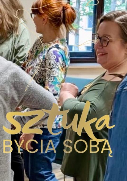 zdjecie grupy kobiet w pokoju, stoją blisko siebie, dwie panie patrzą na siebie i się uśmiechają, napis sztuka bycia sobą