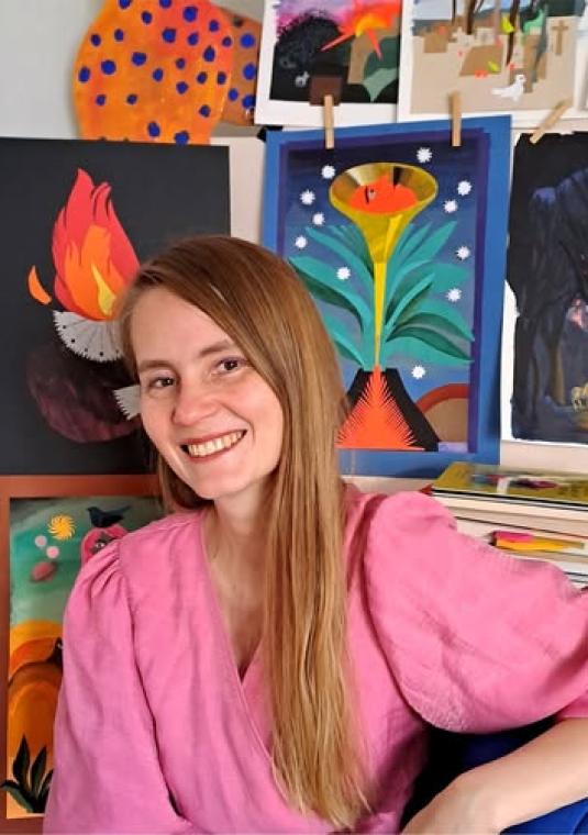 po lewej zdjęcie uśmiechniętej Marianny Oklejak na tle jej wycinanek, po prawej pomarańczowa plansza z napisem oprowadzanie autorskie z marianną oklejak