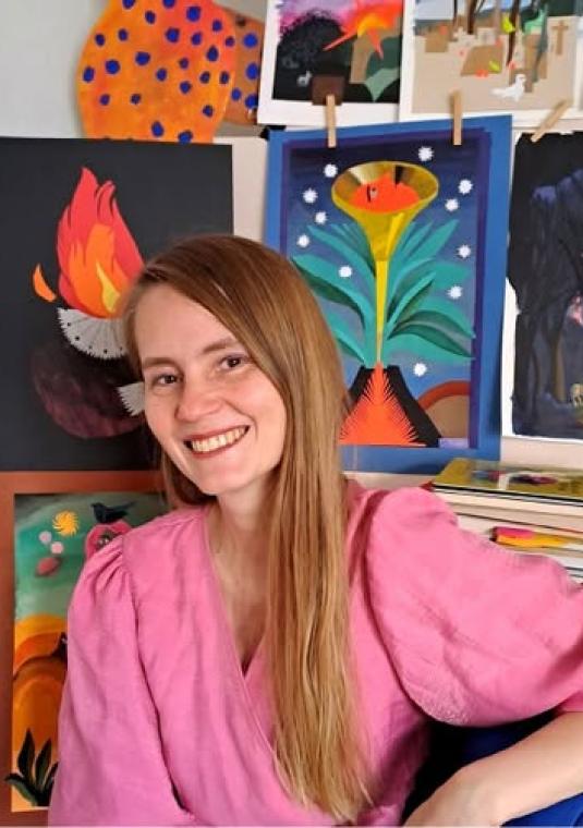 po lewej zdjęcie uśmiechniętej Marianny Oklejak na tle jej wycinanek, po prawej pomarańczowa plansza z napisem warsztaty rodzinne z Marianną Oklejak w Muzeum Wycinanki