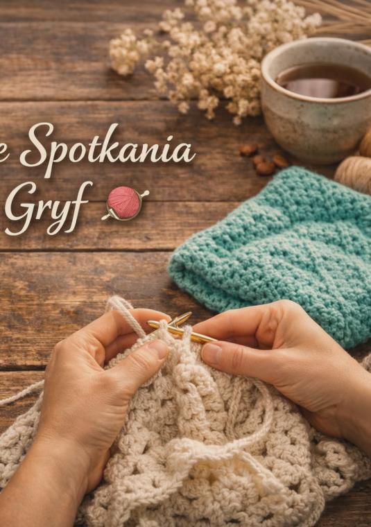 różnokolorowe włóczki i robótki, napis Szydełkowe spotkania w willi Gryf, 