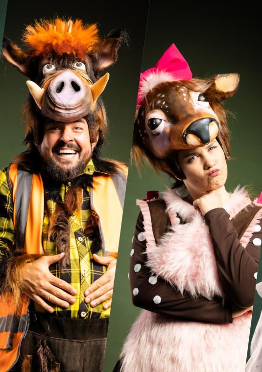 Kolaż pięciu ujęć aktorów Teatru Kultureska w kostiumach postaci leśnych: dzika, sarny, muchomora, brązowego grzyba i ukrytej postaci w zielonych strzępach.