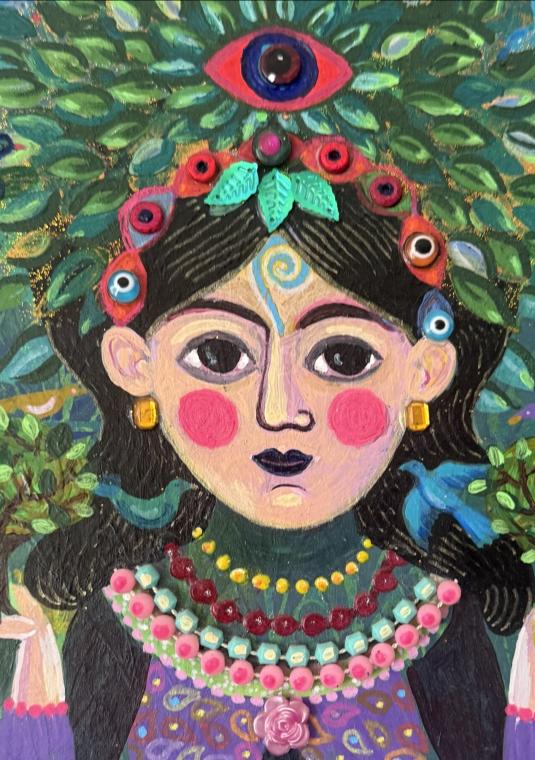 Kolorowy, stylizowany obraz przedstawiający kobiecą postać w ujęciu od pasa w górę, utrzymany w estetyce sztuki naiwnej lub ludowej. Centralna postać ma ciemne włosy ozdobione wiankiem z kolorowych kwiatów, a nad jej głową widnieje motyw dużego, szeroko otwartego oka wpisanego w koronę z zielonych liści. Kobieta trzyma na otwartych dłoniach dwa miniaturowe drzewka. Całość kompozycji otoczona jest malowaną, zieloną ramą z motywami roślinnymi i ptakami w odcieniach niebieskiego i różu. Dominują nasycone barwy
