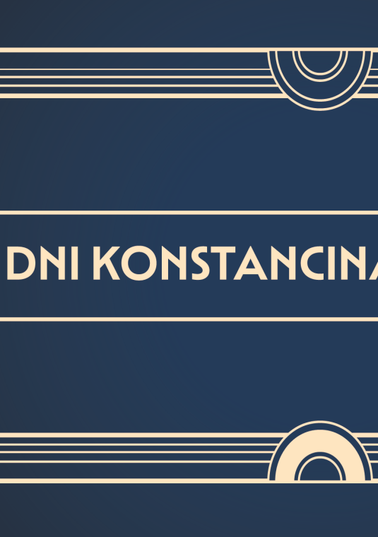 Grafika w stylu Art Deco na ciemnoniebieskim tle, z ozdobną, geometryczną złotą ramką. Centralnie umieszczony jest tekst w języku polskim: "DNI KONSTANCINA-JEZIORNY".