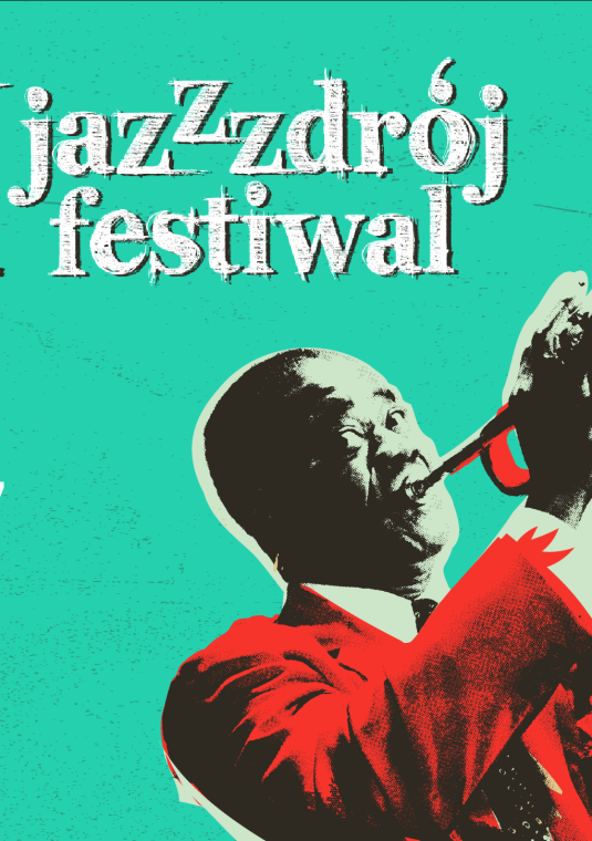 Plakat festiwalowy na miętowym tle w stylu retro. Po prawej stronie widnieje stylizowana, czarno-biała grafika przedstawiająca Louisa Armstronga w czerwonej marynarce, grającego na trąbce. Po lewej stronie umieszczono białe napisy z programem wydarzenia: „XIII Jazz Zdrój Festiwal”.