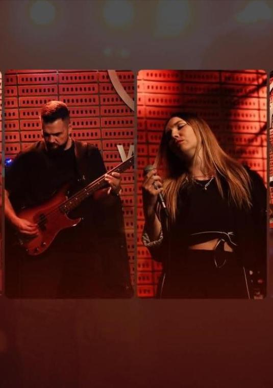 Stylizowany plakat koncertowy zespołu Mało Czasu, oparty na mozaice z pięciu paneli przedstawiających członków zespołu podczas energetycznego występu w Hard Rock Cafe.