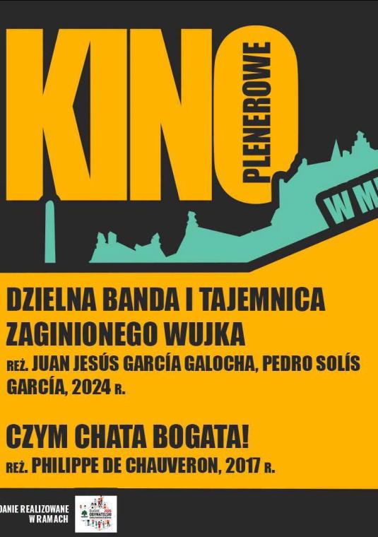 Plakat promujący wydarzenie „KINO PLENEROWE W MIRKOWIE”. W górnej części znajduje się duży, żółty napis „KINO”, a obok niego, w pionie, czarny napis „PLENEROWE”. Na tle grafiki przedstawiającej ciemną panoramę miasta i niebieskie niebo, ukośnie widnieje czarny pas z białym napisem „W MIRKOWIE”. Po prawej stronie, na czarnym prostokątnym tle, umieszczono datę „29/08” oraz godzinę „GODZ. 20.30”. W środkowej części plakatu, na tle jasnoniebieskiego i żółtego stożka, umieszczony jest tytuł filmu: Dzielna banda