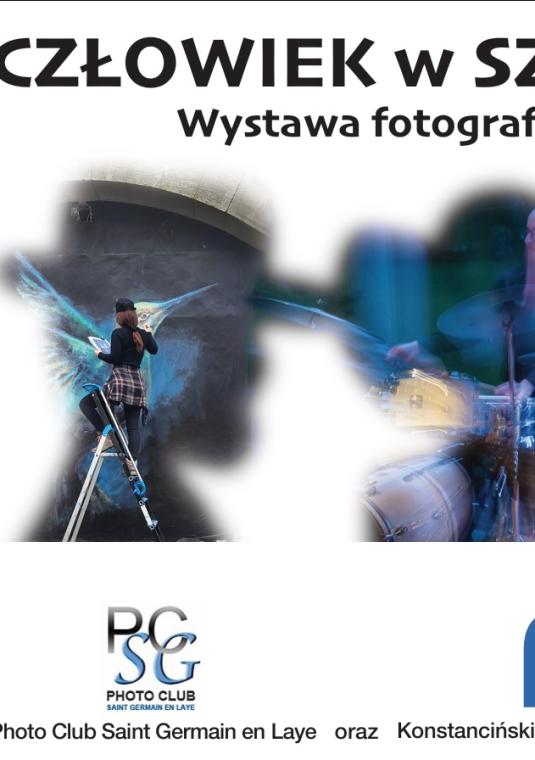 Plakat wystawy fotografii „Człowiek w sztuce”. Na białym tle, pod czarnym tytułem wydarzenia, znajdują się dwie sylwetki wypełnione zdjęciami przedstawiającymi artystów podczas pracy: dziewczynę malującą mural na drabinie oraz perkusistę w niebiesko-fioletowych barwach koncertowych. Na dole umieszczono logotypy oraz nazwy organizatorów: Photo Club Saint Germain en Laye oraz Konstanciński Klub Fotograficzny f8.