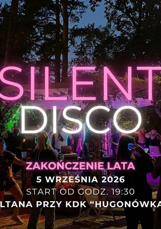 Grafika promująca wydarzenie „Silent Disco” w Parku Zdrojowym w Konstancinie-Jeziornie. W tle zdjęcie tłumu tańczących osób w słuchawkach z podświetlanymi na różne kolory nausznikami. Na pierwszym planie widoczne napisy: „SILENT DISCO”, „Park Zdrojowy Konstancin-Jeziorna”, „30 sierpnia 2025, start od godz. 19:00, Altana przy KDK ‘Hugonówka’”. W dolnych rogach logotypy Konstancińskiego Domu Kultury i marki Konstancin-Jeziorna „więcej niż uzdrowisko”, pośrodku ikona słuchawek i napis „Silent Disco Party”.