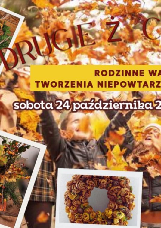 Plakat warsztatów „Drugie życie natury – Rodzinne warsztaty tworzenia niepowtarzalnych kompozycji”. Tło przedstawia bawiącą się rodzinę podrzucającą jesienne liście. Na dole umieszczono datę: sobota 24 października 2026, godz. 16:00–18:00. Całość otaczają miniatury zdjęć przedstawiające przykładowe jesienne dekoracje: wieńce, bukiety i stroiki z suszonych liści oraz gałązek.