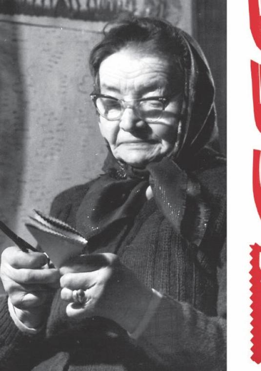 Grafika podzielona na dwie części. Po lewej stronie znajduje się czarno-biała fotografia Zofii Świderskiej w okularach i chustce, trzymającej w dłoniach wycinany papier. Po prawej widnieje tradycyjna, czerwona wycinanka na białym tle, przedstawiająca symetryczny motyw z ptakami i wzorami roślinnymi.