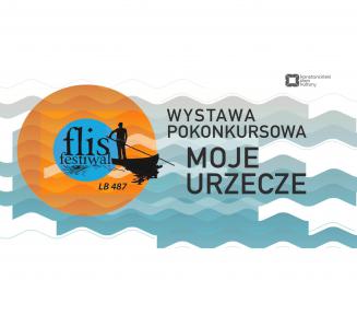 Na pierwszym planie pomarańczowe koło, w jego wnętrzu mniejsze niebieskie z napisem flis festiwal oraz kontur łódki z flisakiem. Po prawej stronie napis wystawa pokonkursowa MOJE URZECZE. W tle niebieskie fale wody.