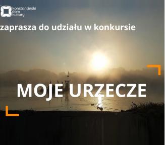 Plakat konkursu Moje urzecze, w tle wschód słońca nad rzeką, pośrodku napis Moje Urzecze, u góry logotyp Konstancińskiego Domu Kultury