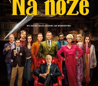 Plakat promujący film. W głównej części starszy mężczyzna siedzący na fotelu. Za nim stoi obok siebie 10 osób. Nad nimi duży napis Na noże. 