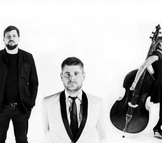 Czarno-biała fotografia, zdjęcie grupowe dwóch muzyków.