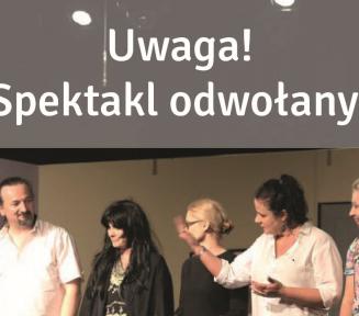 Zdjęcie grupowe aktorów z Ad Rem. Sześć dorosłych osób (4 kobiety, 2 mężczyzn) stoi w jednym rzędzie na scenie. Nad nimi biały napis: Uwaga. Spektakl odwołany! W głębi widać dekoracje teatralne - stół i krzesła. 