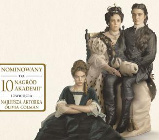 Plakat promujący film Faworyta. Trzy kobiety w strojach z epoki, jedna starsza siedzi na tronie. Na jej kolanach siedzi druga kobieta. Trzecia siedzi obok nich na podłodze. 