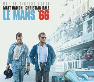 Plakat promujący film Le mans’66. W głównej części dwaj mężczyźni w średnim wieku. Obok nich stoi sportowy samochód. W tle widać trybuny pełne ludzi. 