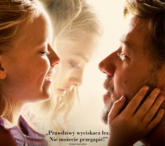 Plakat filmu Ojcowie i córki.  W głównej części uśmiechnięta dziewczynka która obejmuje dłońmi twarz swojego taty. W tle widać postać drugiej dziewczyny.  