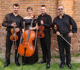 Zdjęcie grupowe kwartetu smyczkowego. Obok siebie stoi trzech mężczyzn ubranych w czarne koszule i czarne spodnie garniturowe oraz jedna kobieta w czarnej sukience. Każdy w rękach trzyma skrzypce.