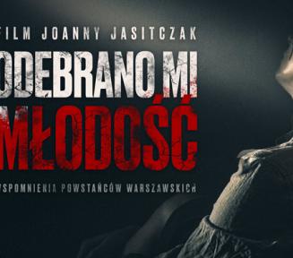 Plakat filmu. Po lewej stronie duży napis film Joanny Jasitczak, Odebrano mi młodość Wspomnienia Powstańców Warszawskich. Po prawej stronie młoda kobieta, widać jej plecy i kawałek twarzy. 