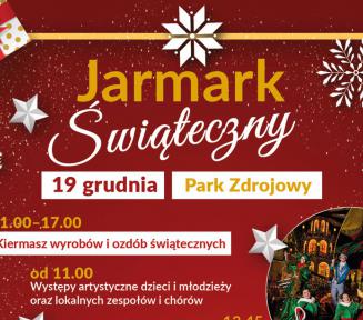 Plakat promujący jarmark świąteczny. Czerwone tło z świątecznymi elementami graficznymi (gwiazdki, śnieżynki) na nim dwa zdjęcia – kobiety oraz z parady świątecznej. W głównej części znajdują się szczegółowe informacje dotyczące wydarzenia, które zostały również powielone w artykule. 