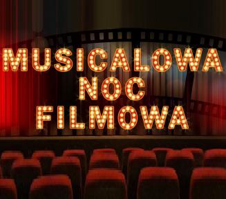 Baner internetowy do opisywanego wydarzenia, przedstawiający salę kinową, z widocznymi fotelami i częściowo zasłoniętym ekranem, na środku napis Musicalowa noc filmowa 