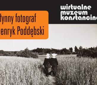 Plakat do opisywanego wydarzenia, pośrodku widoczna czarno-biała fotografia przedstawiająca dwie zakonnice idące przez pole zboża, u góry plakatu napis Wirtualne Muzeum Konstancina, poniżej po lewej napis Słynny fotograf Henryk Poddębski, poniżej zdjęcia umieszczono  informacje na temat spotkania.