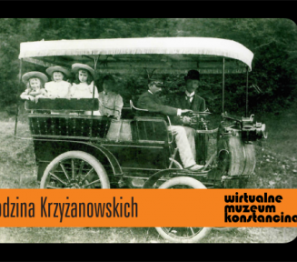 Historyczne zdjęcie z poprzedniej epoki przedstawia samochód w którym siedzi trójka dzieci odświętnie ubranych oraz dwoje dorosłych i szofer.