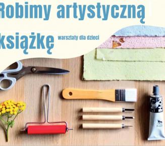 Plakat reklamowy. Duży napis robimy srtystyczną książkę. Grafika przedstawia blat stołu z leżącymi na nim przyborami do technicznych prac ręcznych.