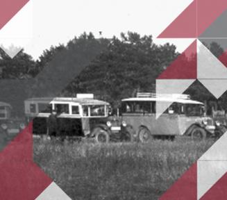 Stylizowane, czarno-białe zdjęcie 4 autobusów sprzed Drugiej Wojny Światowej. Stoją zaparkowane na łace. W tle ściana lasu. 