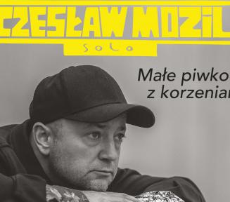 Czarno-białe zdjęcie artysty Czesława Mozila i napis: Czesław Mozil solo, małe piwko z korzeniami.