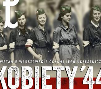 Stare zdjęcie prezentujące uczestniczki powstania warszawskiego, w lewym górnym rogu znak Polski Walczącej, na dole napis: Kobiety’44 – powstanie warszawskie oczami jego uczestniczek.