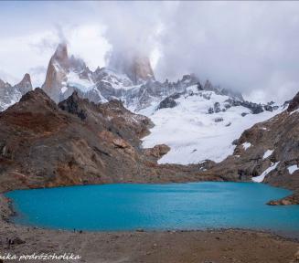 Zdjęcie z Argentyny. Na widokówce uchwycone zostało jeziorno znajdujące się między górami pokrytymi sniegiem. 