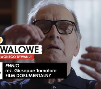 Twarz starszego mężczyzny w okularach, z zamkniętymi oczami oraz napis: Kino festiwalowe, filmy z czerwonego dywanu.