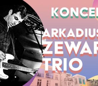 Mężczyzna z gitarą po lewej stronie na tle po prawej stronie napisy