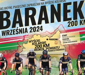 grupka osób na rowerach na tle kolorowy plakat reklamowy wyścigu