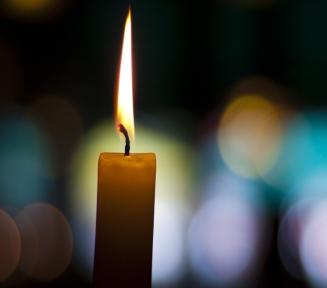 paląca się świeczka