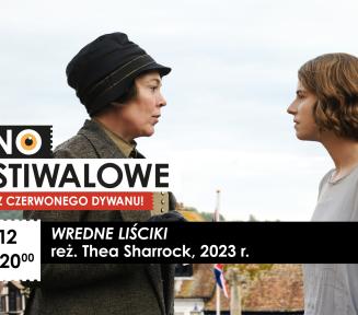 dwie kobiety stoją i patrzą na siebie